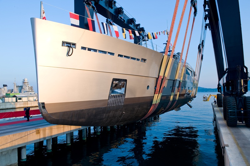 YACHT ON TRAVEL LIFT